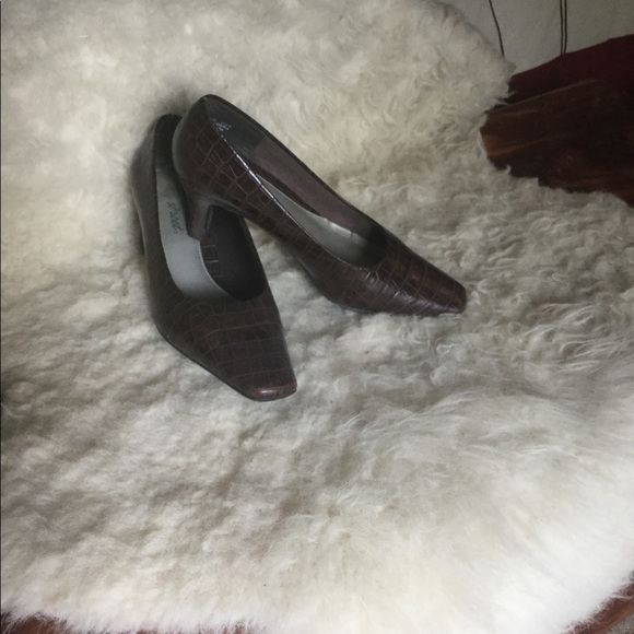 GUC FAUX CROC PUMPS - Picture 1 of 5